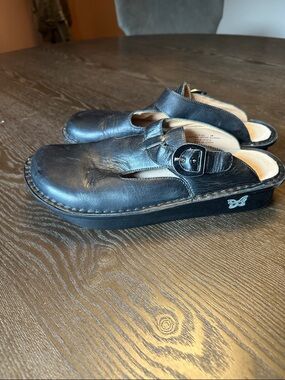 Alegria leather slip on clogs